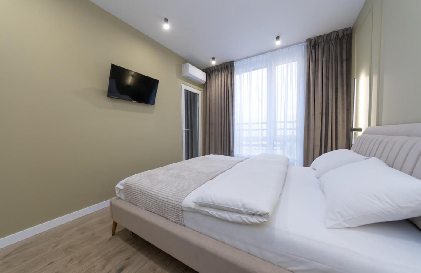 Luxury Apartment Near Metro Station Osokorky Kiev Buitenkant foto